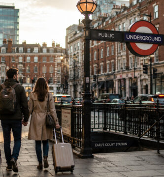 Viajeros caminando junto a una estación de metro en una zona céntrica de Londres.
