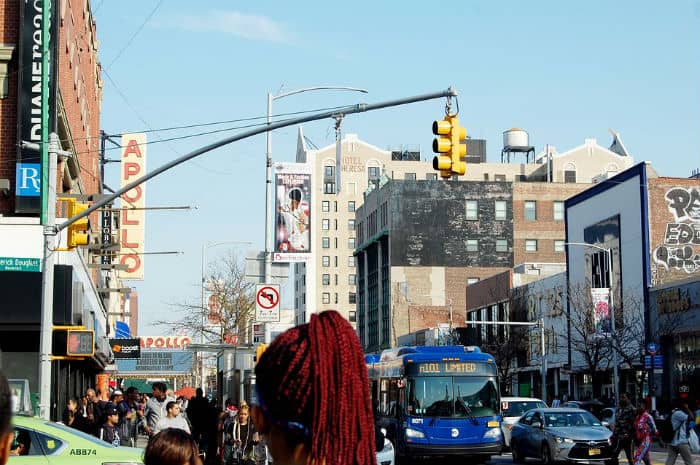 Contrastes de Nueva York visita Harlem
