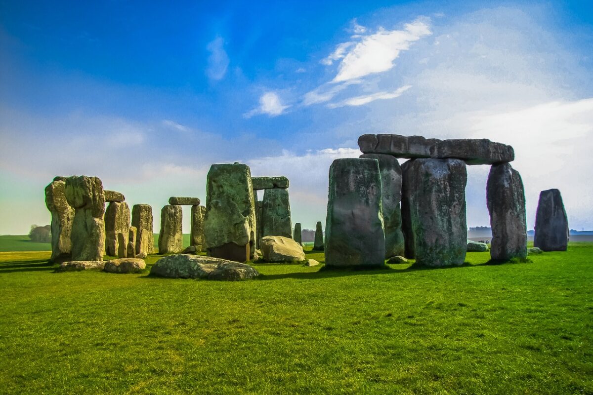 Stonehenge, excursión histórica imprescindible desde Londres Monumento megalítico de Stonehenge en una pradera verde durante una excursión desde Londres.