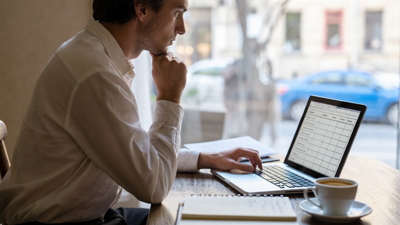 comparador de seguros de viaje en un portátil