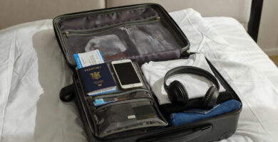 Equipaje de mano bien organizado para viajar en avión