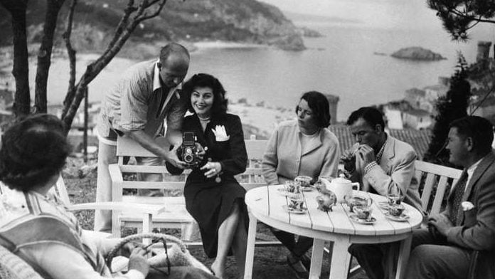 Ava Gardner con Sinatra (encendiéndose un cigarrillo) en Tossa de Mar (Costa Brava)