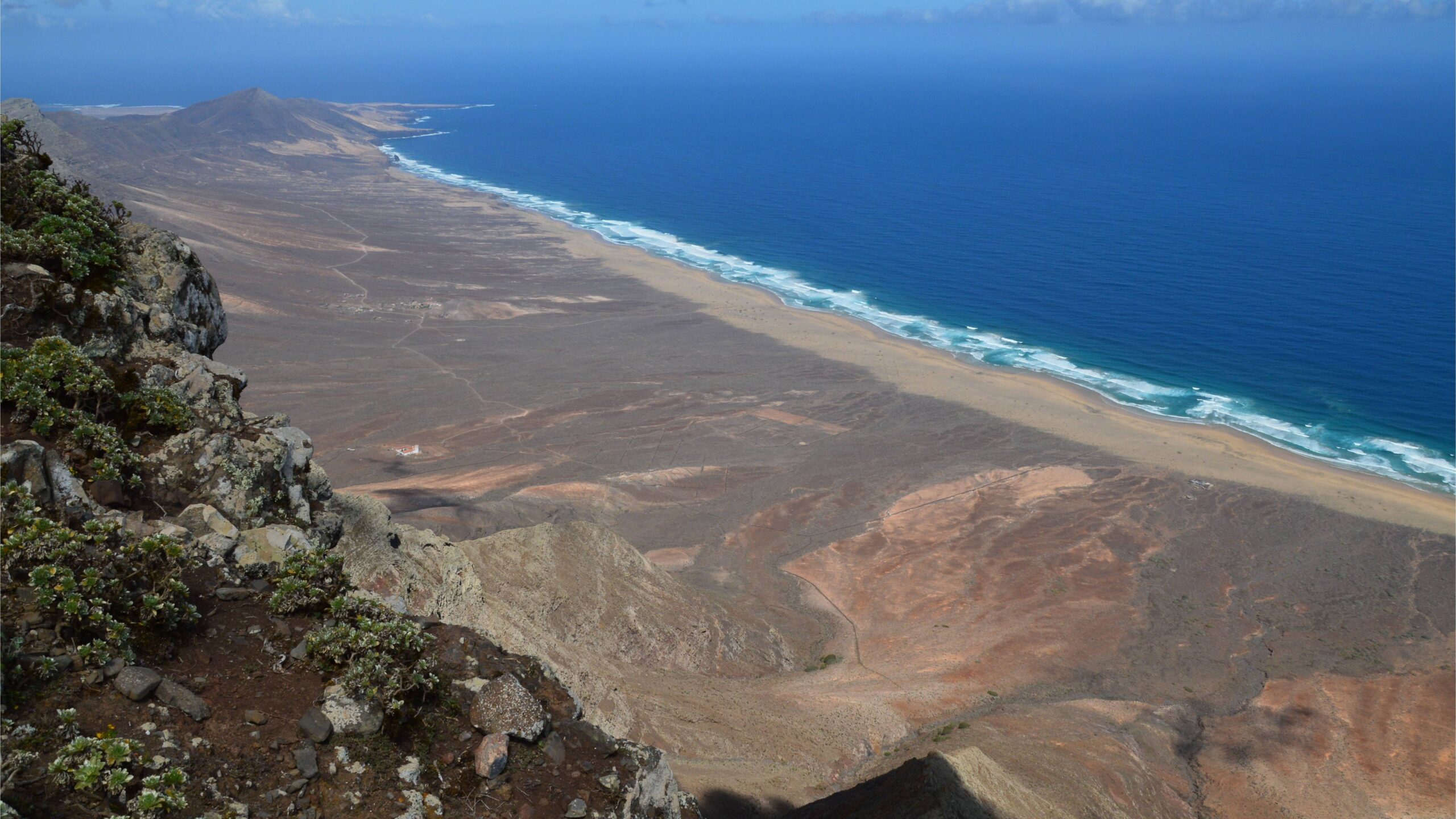 Dónde se rodó Han Solo en Fuerteventura: localizaciones y cómo visitarlas 8 Vista panorámica de la costa de Cofete y el paisaje árido de Jandía, en Fuerteventura