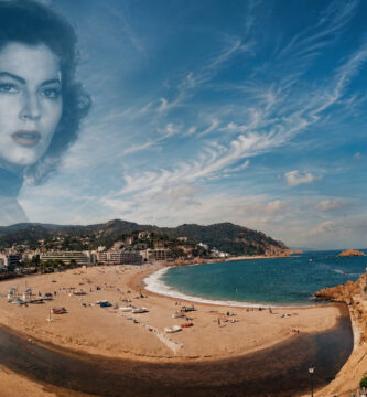 Panorámica de Tossa de Mar con la figura desvanecida de Ava Gardner sobre la bahía y la Vila Vella