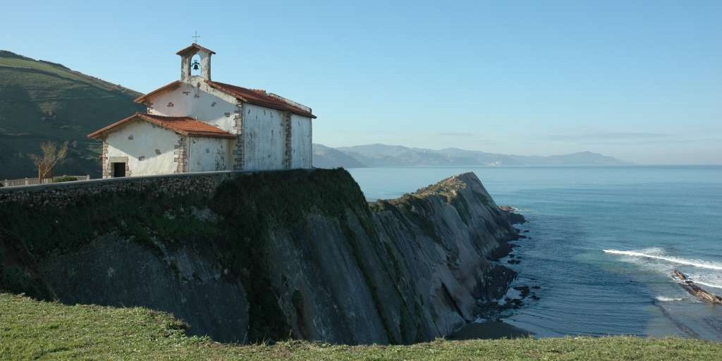 Ermita de San Telmo en Zumaia y acantilados del flysch Ermita de San Telmo sobre los acantilados de Zumaia junto al mar Cantábrico
