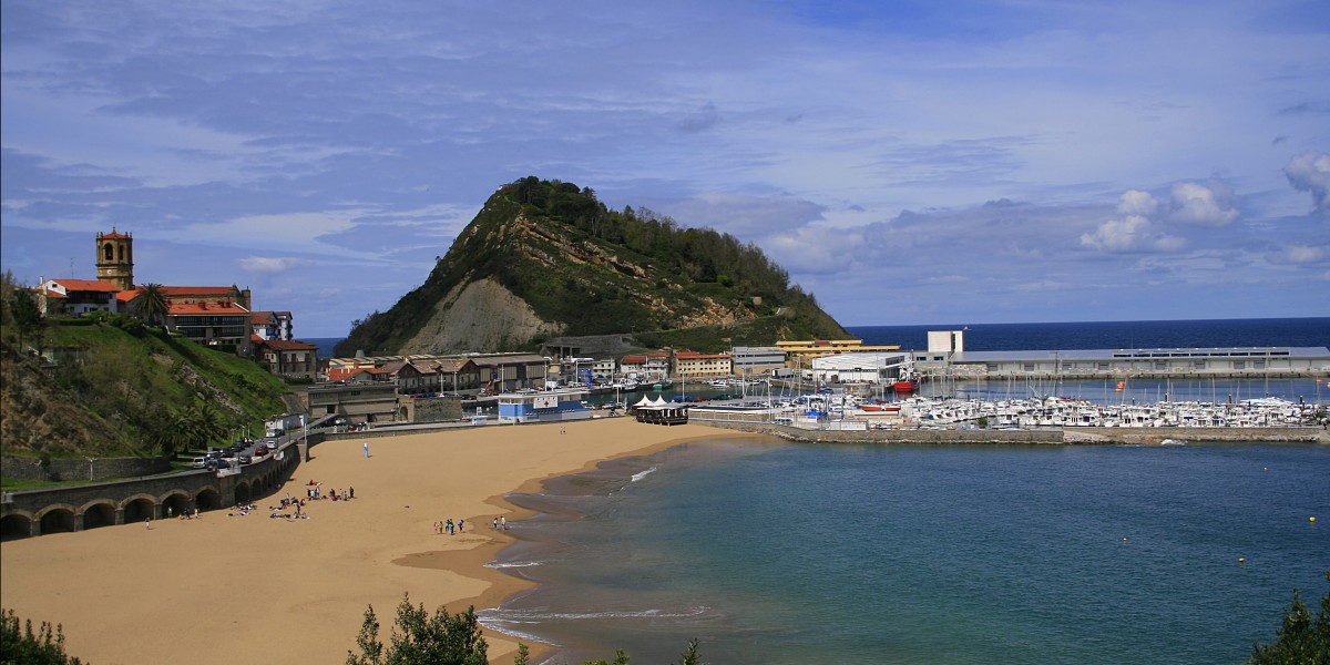Getaria, puerto y monte San Antón en la costa de Guipúzcoa Vista de Getaria con la playa, el puerto deportivo y el monte San Antón junto al mar Cantábrico