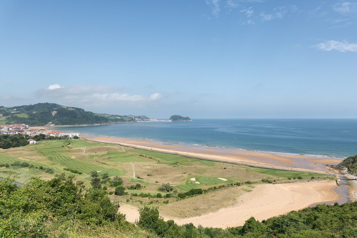 Playa de Zarautz y costa de Guipúzcoa desde el Mirador de los Bancos Vista panorámica de la playa de Zarautz y la costa guipuzcoana desde el Mirador de los Bancos