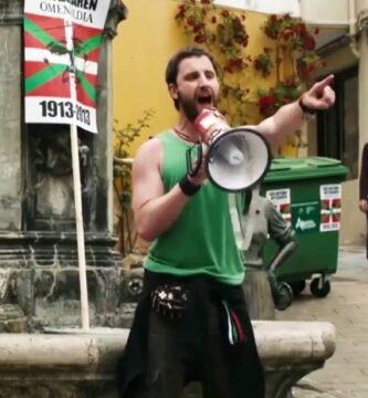 Escena de Ocho apellidos vascos en una plaza de Zumaia con una persona hablando por megáfono