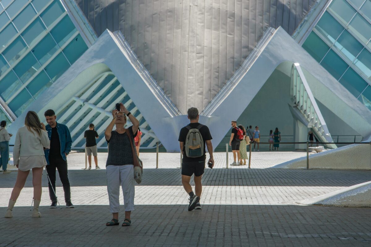 Visitantes recorriendo la Ciudad de las Artes y las Ciencias de Valencia