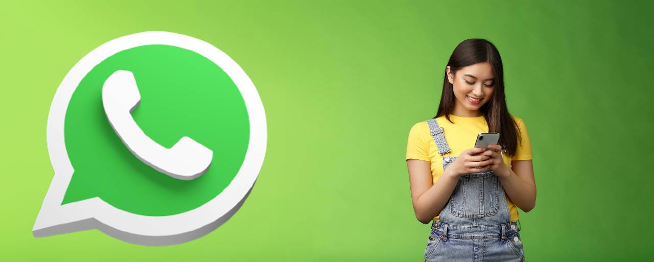 Persona consultando el móvil junto al icono de WhatsApp sobre fondo verde
