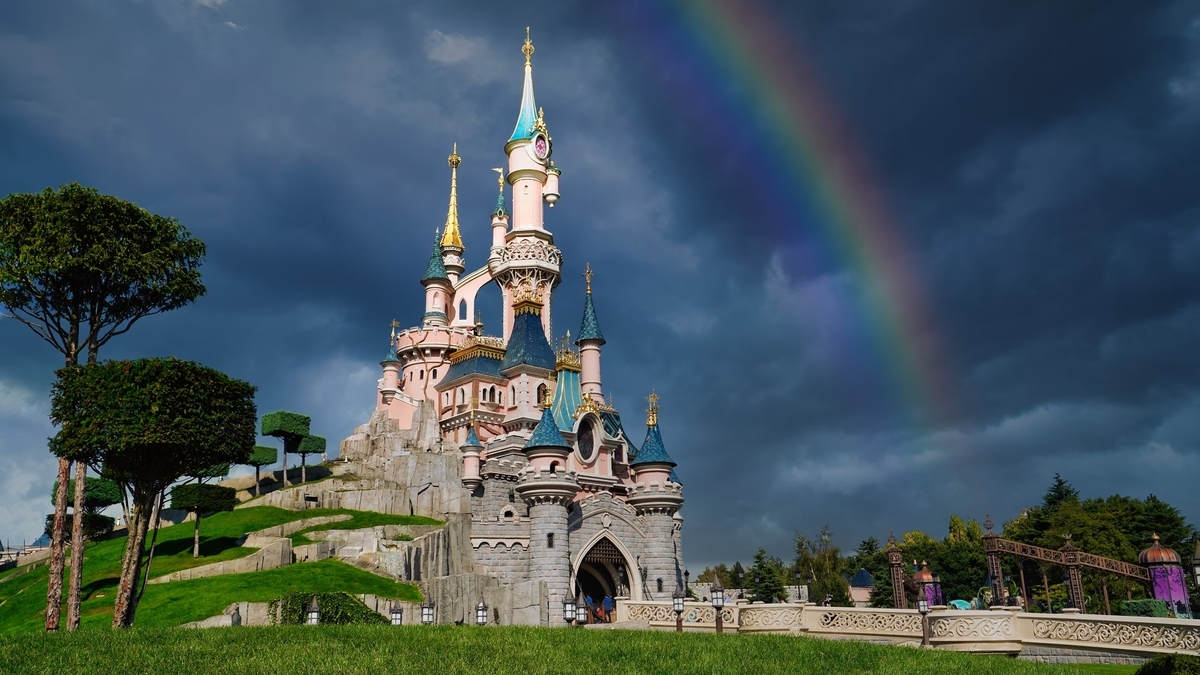 El Castillo de la Bella Durmiente de Disneyland París con un arcoíris en el cielo