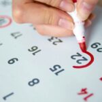 Una persona rodea con un rotulador una fecha en el calendario