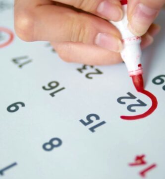 Una persona rodea con un rotulador una fecha en el calendario