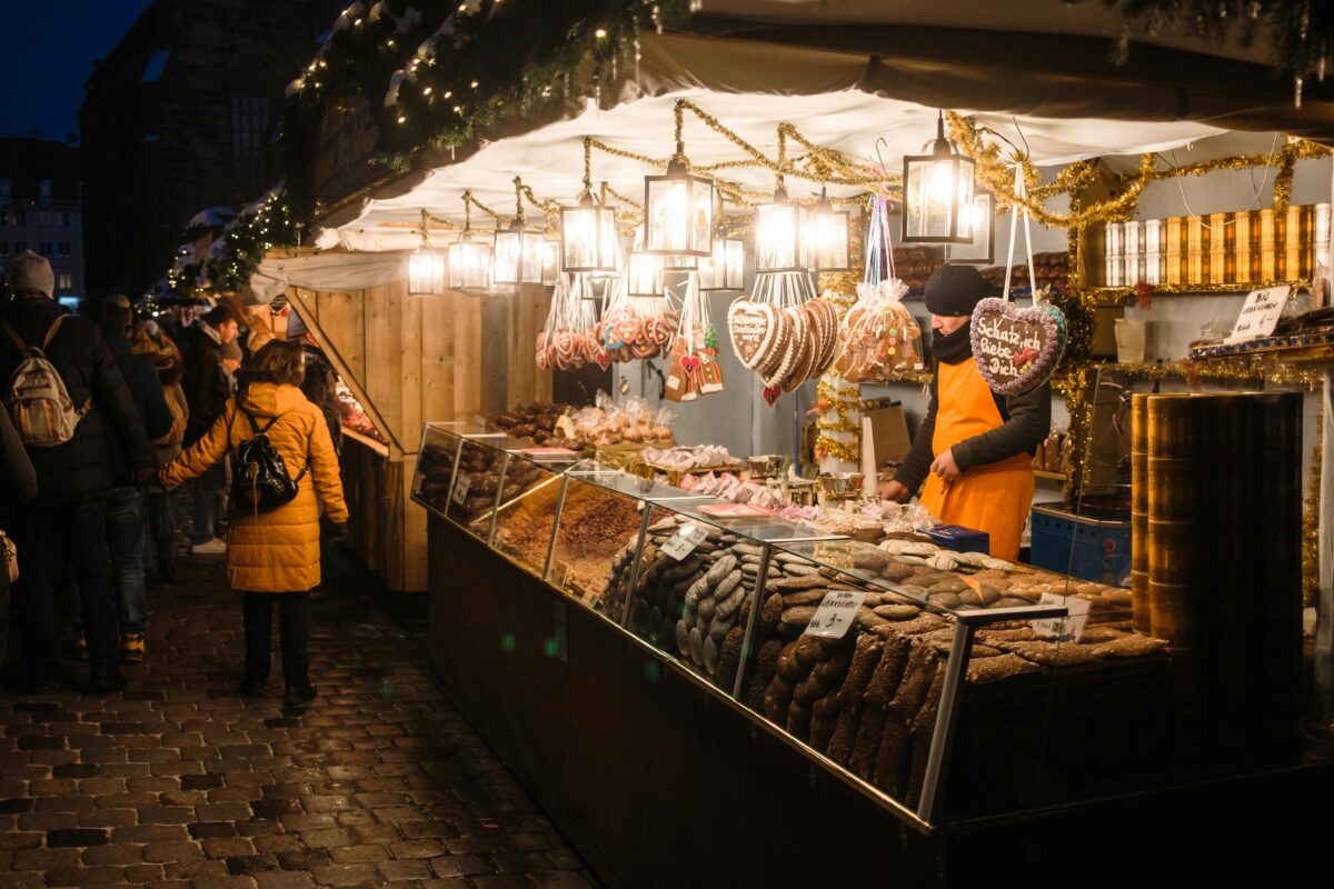 Puesto de un mercadillo navideño de Nuremberg (Alemania)