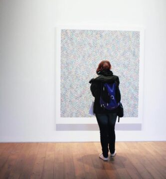 Una mujer observa un cuadro en un museo