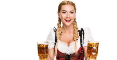 Una alemana con el vestido bávaro y dos cervezas