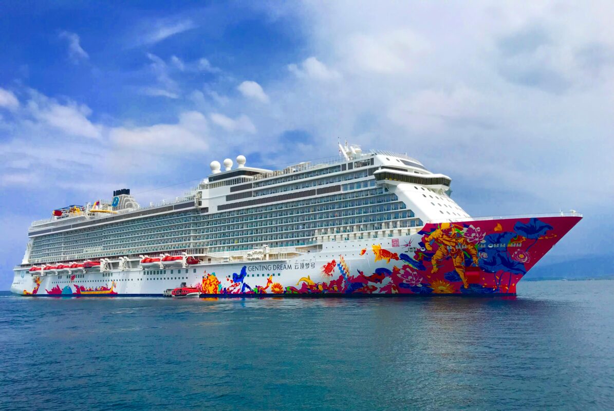 crucero en el mar durante el verano para encontrar ofertas de cruceros