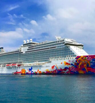 crucero en el mar durante el verano para encontrar ofertas de cruceros