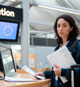 Derechos del viajero en la UE en un mostrador de información de un aeropuerto europeo