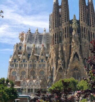 Fachada de la Sagrada Familia de Barcelona, obra de Antoni Gaudí, vista exterior del templo