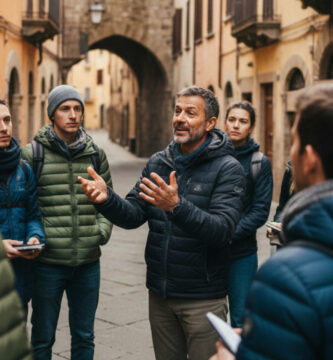 Guía explicando un free tour a un pequeño grupo de viajeros en una ciudad europea
