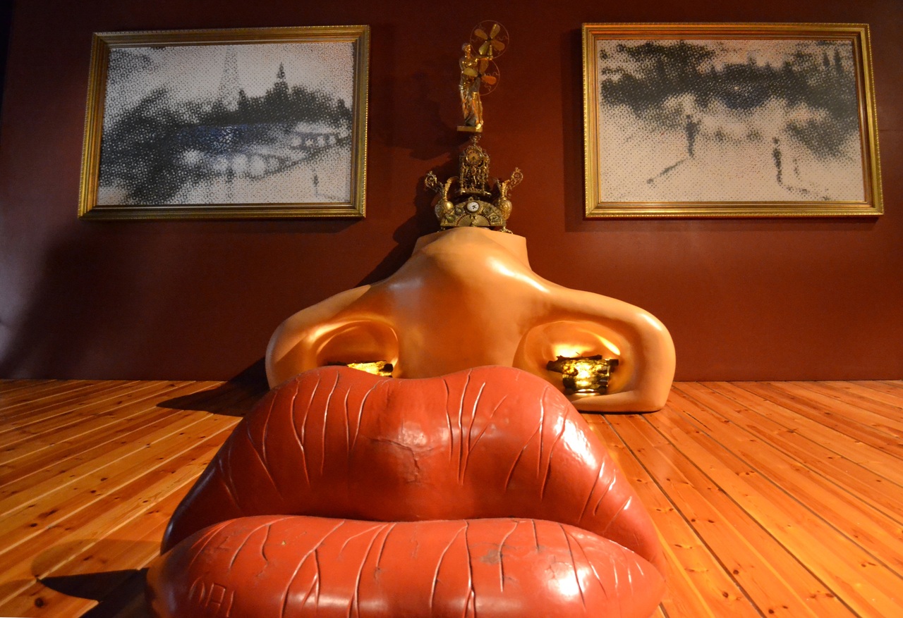 Interior del Teatro-Museo Dalí en Figueres con una escultura surrealista característica del artista