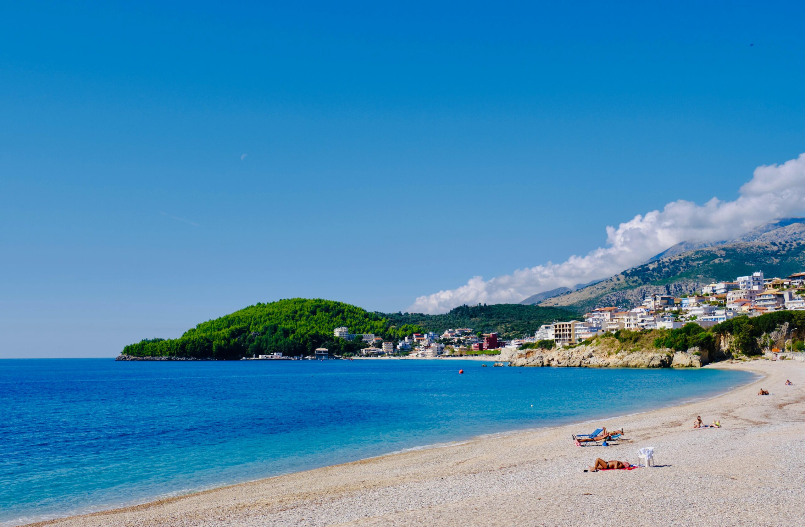 Playa de Himarë, en la Riviera albanesa, uno de los mejores lugares que ver en Albania