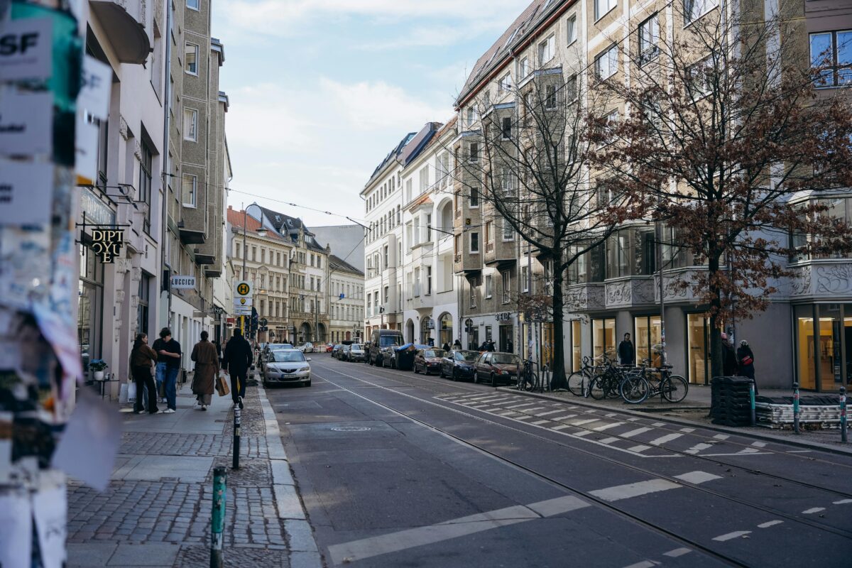 Calle de Berlín con edificios, bicicletas, peatones y vías de tranvía