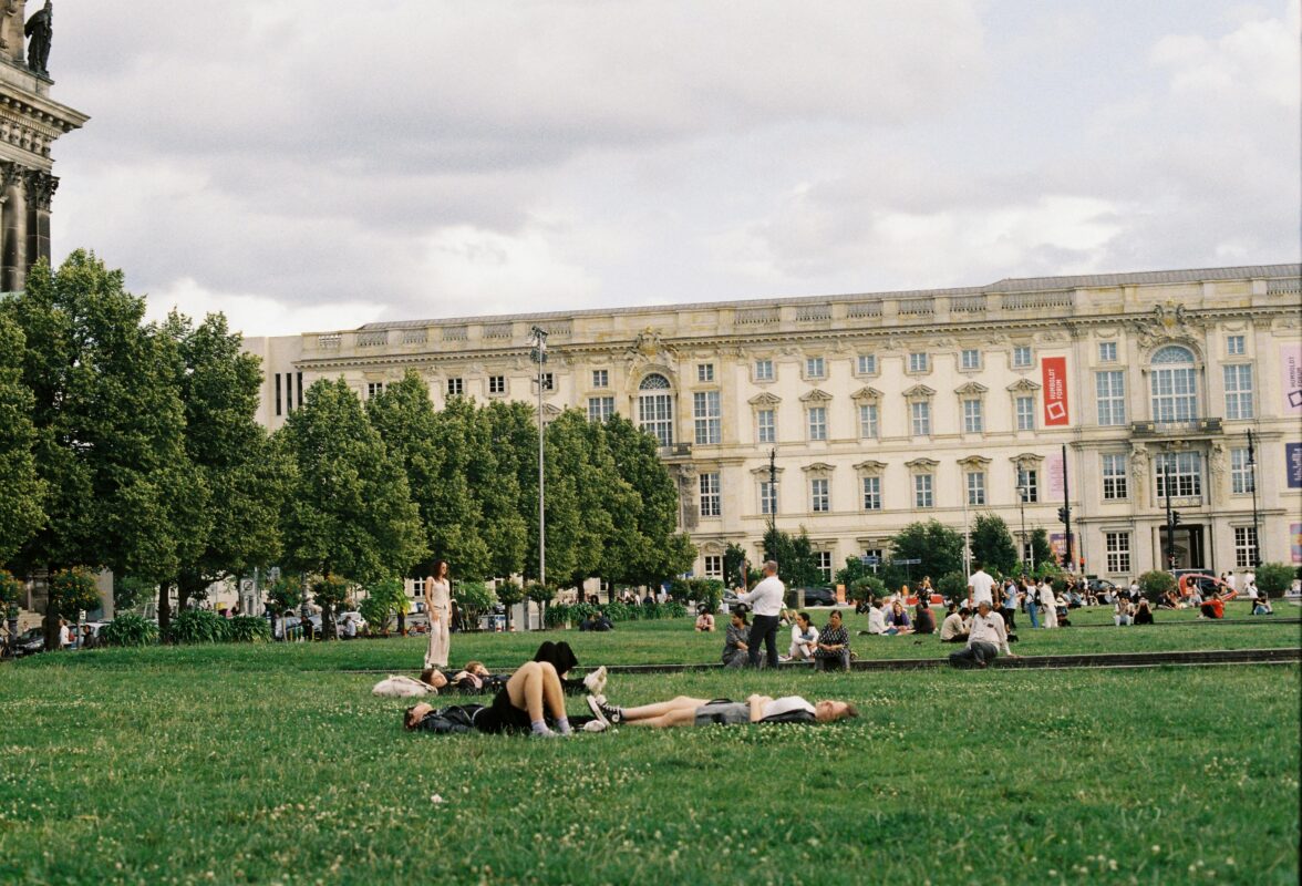 Viajeros descansando en el Lustgarten, junto al Berliner Dom y la Isla de los Museos en Mitte, Berlín