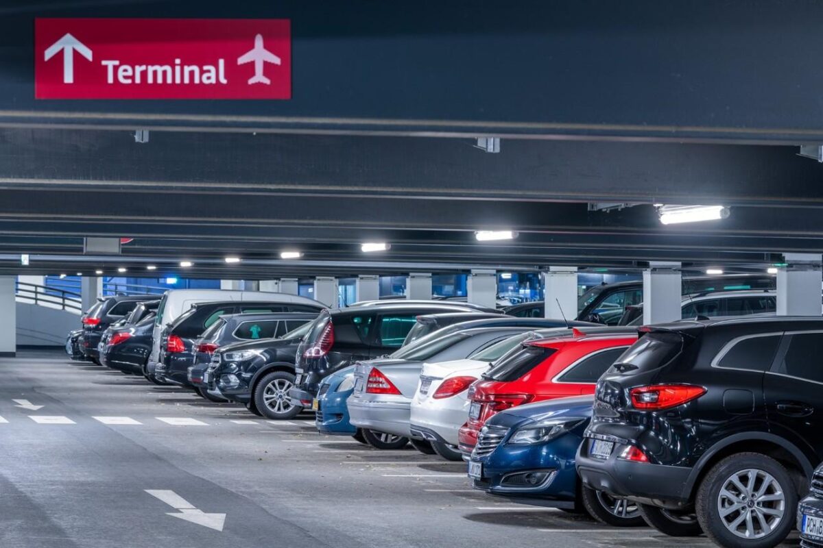 Parking de recogida de coches de alquiler en un aeropuerto de Alemania Parking de coches de alquiler junto a una terminal de aeropuerto