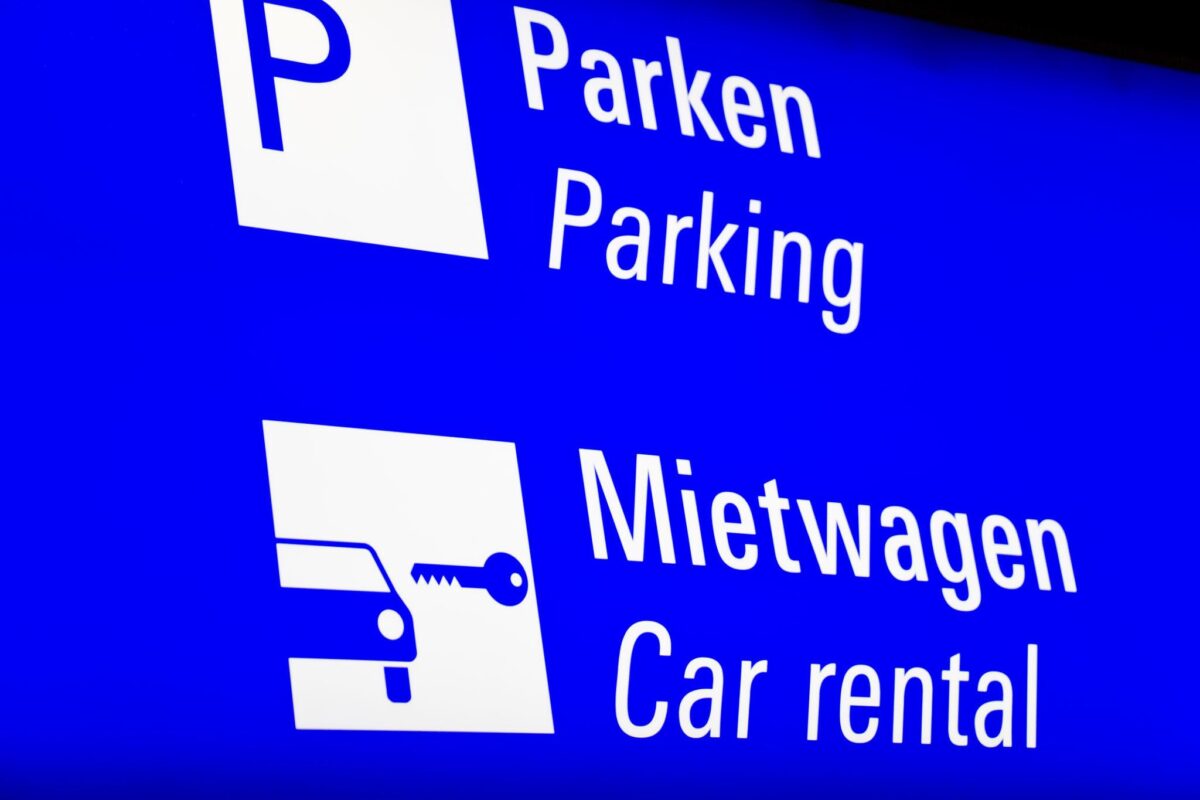 Señal de car rental en un aeropuerto de Alemania Señal de alquiler de coches y parking en un aeropuerto de Alemania