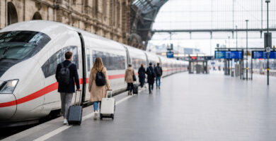 Cómo moverse por Alemania en tren: rutas, billetes y consejos 1 Tren ICE en una estación alemana con viajeros llevando maletas