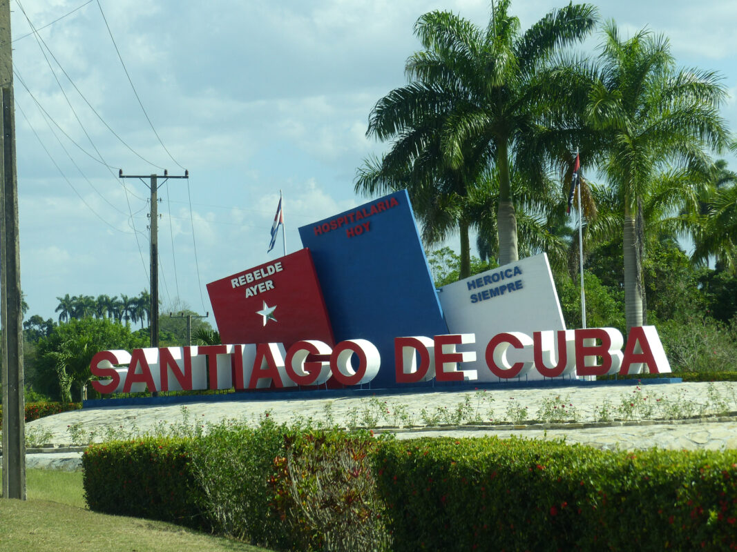 Cartel de Santiago de Cuba con los lemas Rebelde ayer, Hospitalaria hoy y Heroica siempre