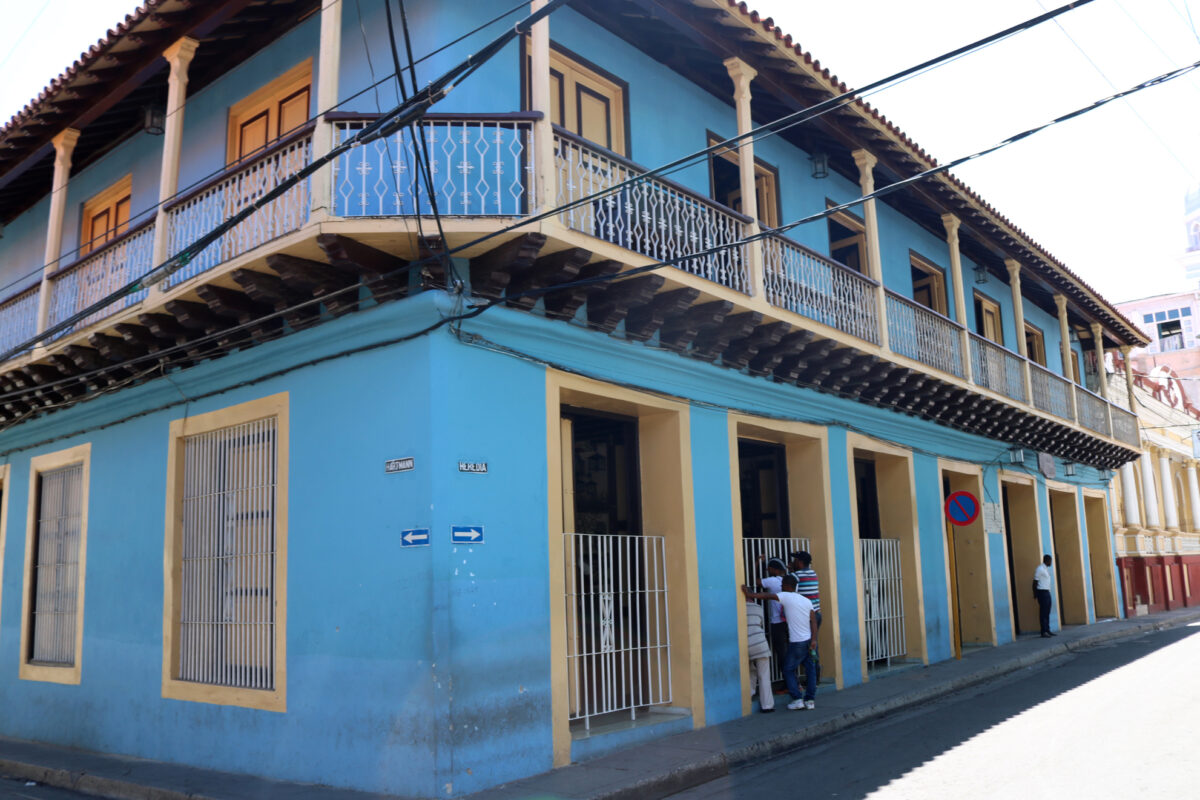 Fachada azul de la Casa de la Trova en Santiago de Cuba