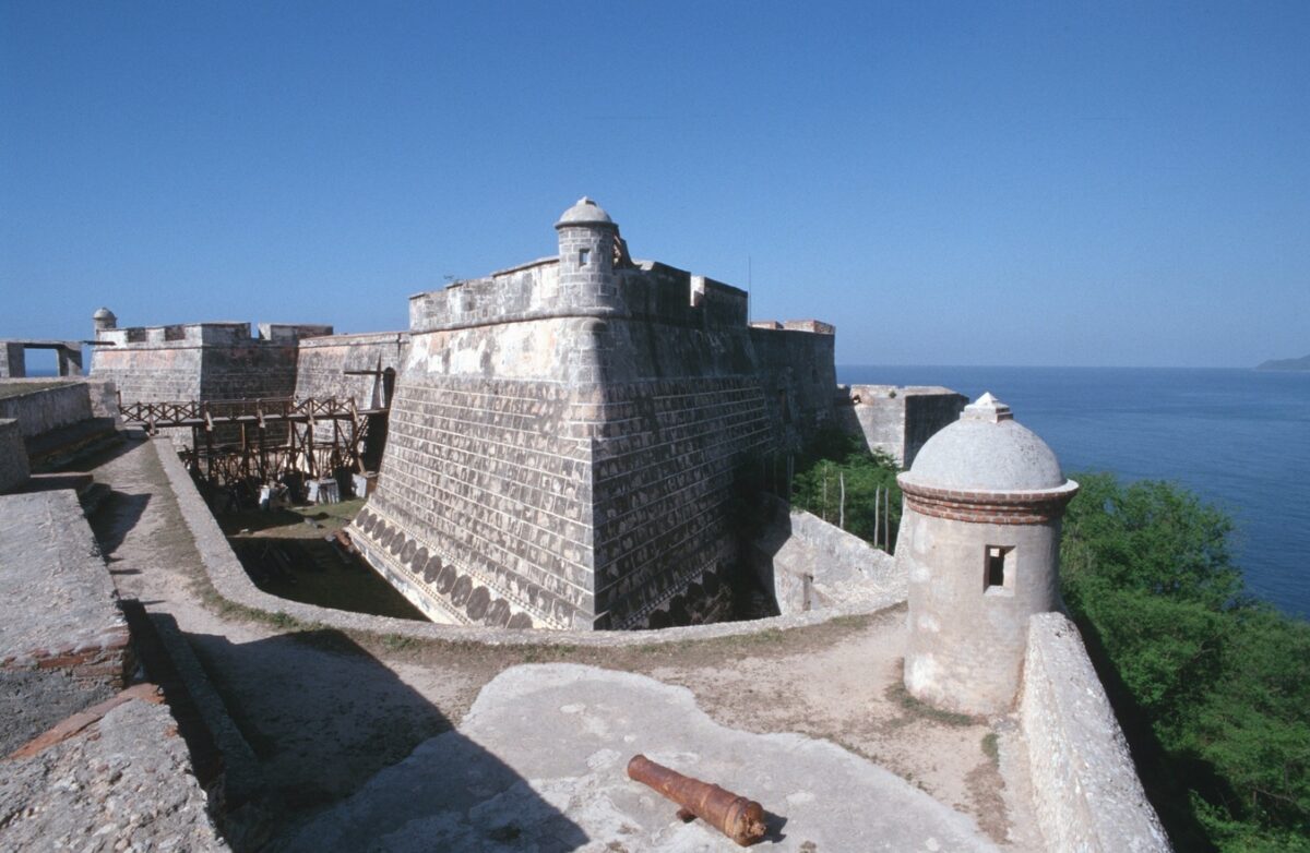 Castillo del Morro de Santiago de Cuba frente al mar Caribe