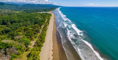 Costa tropical con playas, selva y mar en Centroamérica y el Caribe