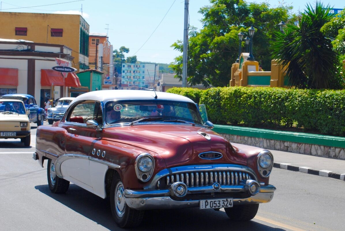 Coche clásico circulando por una calle de Santiago de Cuba