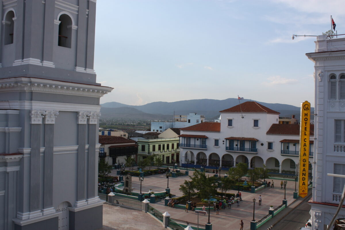 Parque Céspedes en el centro histórico de Santiago de Cuba