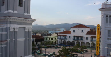 Parque Céspedes en el centro histórico de Santiago de Cuba
