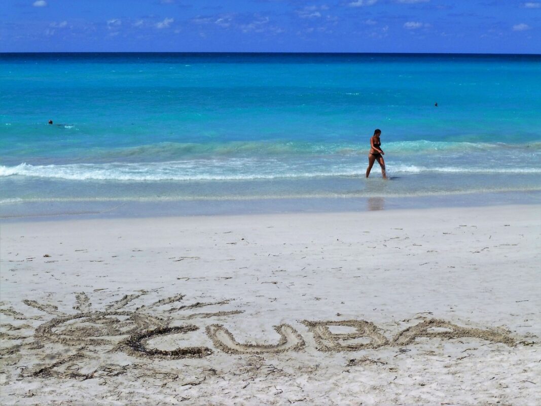 Playa de arena blanca y aguas turquesas en la costa de Cuba