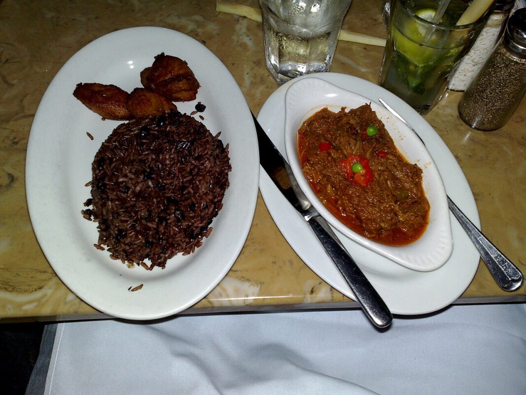 Ropa vieja cubana acompañada de moros y cristianos y tostones