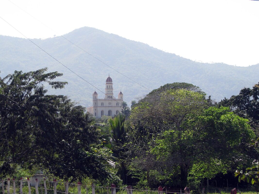 Santuario de la Virgen de la Caridad del Cobre entre montañas y vegetación