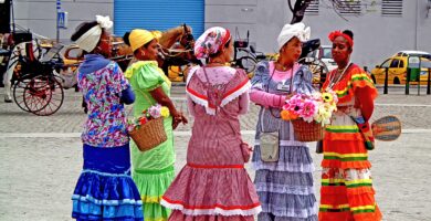 Cuba, uno de los destinos más singulares del Caribe 2 Mujeres con vestidos tradicionales conversando en una plaza de La Habana, Cuba