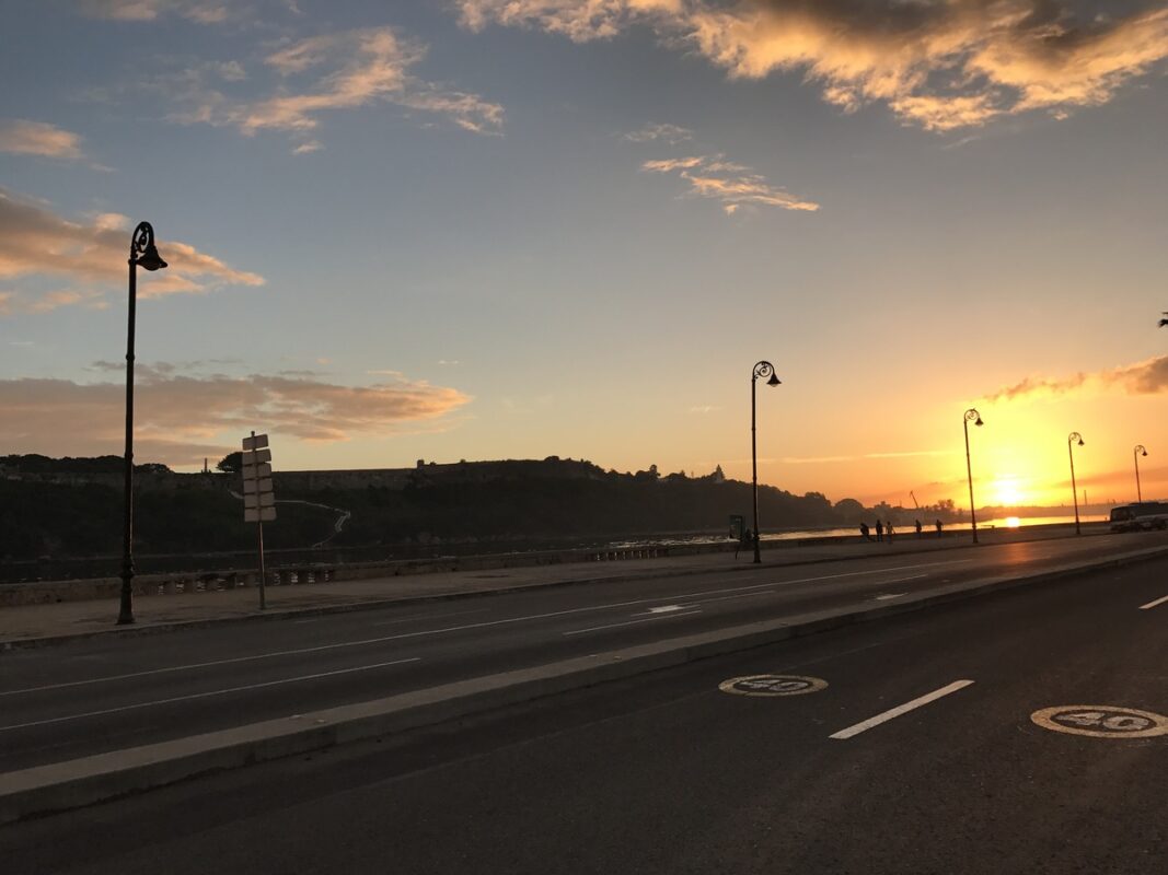 Atardecer junto al Malecón de La Habana con las fortificaciones al otro lado de la bahía