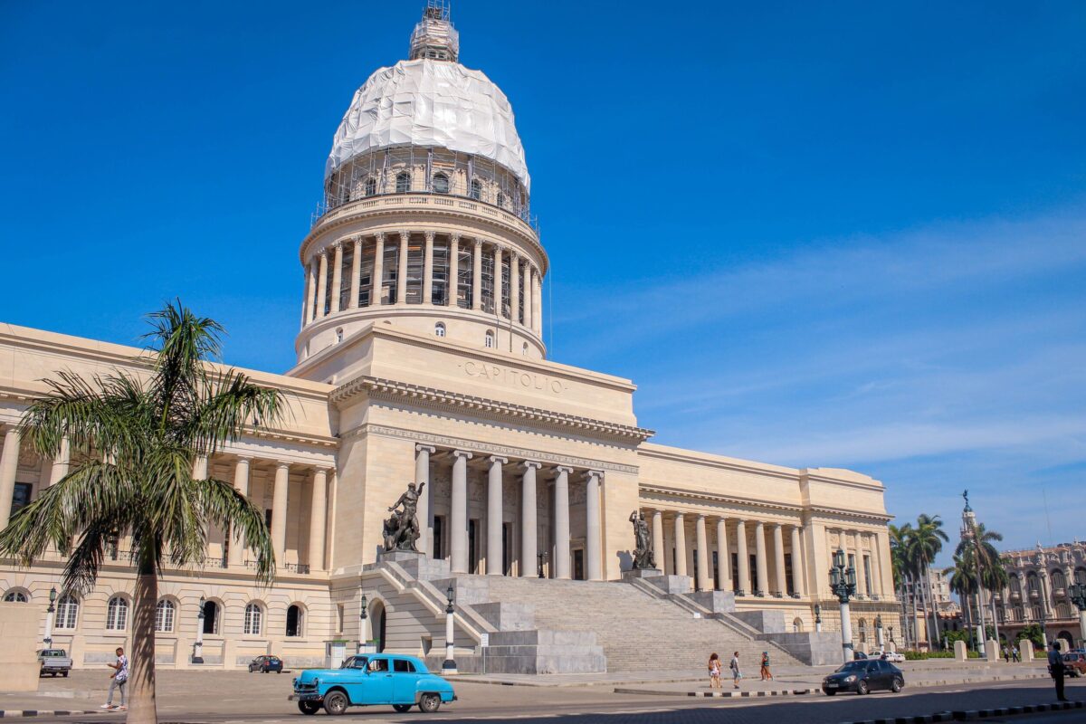 Edificio del Capitolio de La Habana bajo un cielo azul