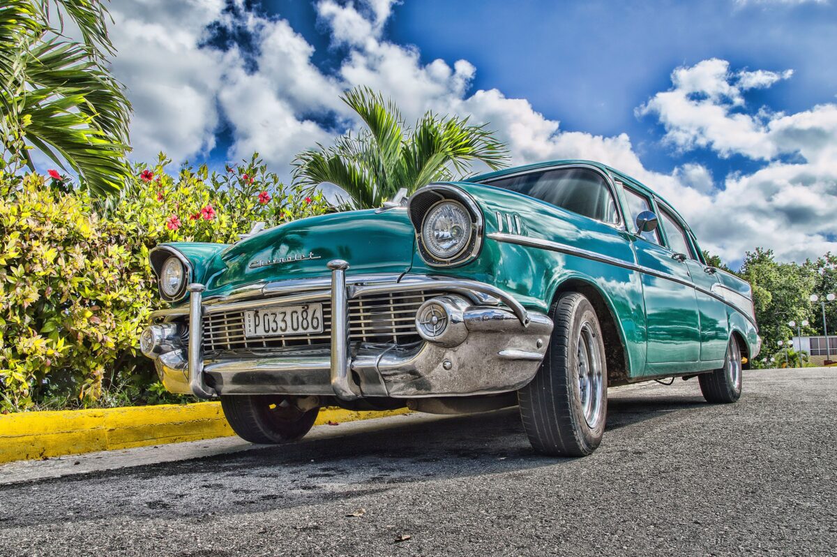 Coche clásico Chevrolet de color verde en La Habana