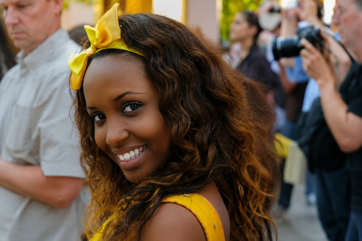 Ligar en Cuba: guía para relacionarse y conocer gente 1 Mujer sonriente con vestido amarillo durante un evento en Cuba