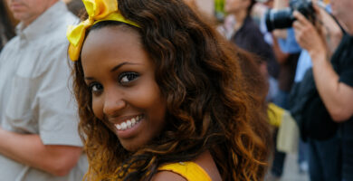 Mujer sonriente con vestido amarillo durante un evento en Cuba