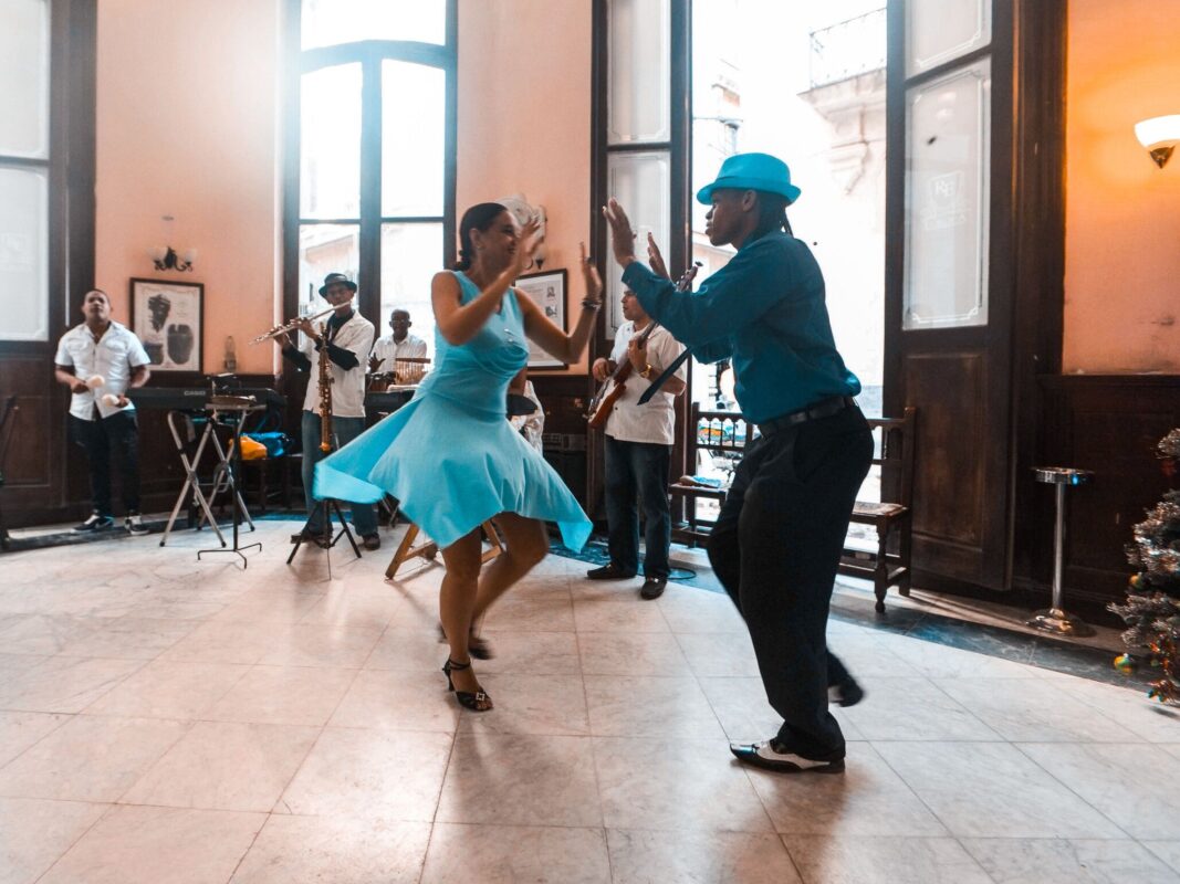Pareja bailando salsa en Cuba Pareja bailando salsa al ritmo de una banda de música en Cuba