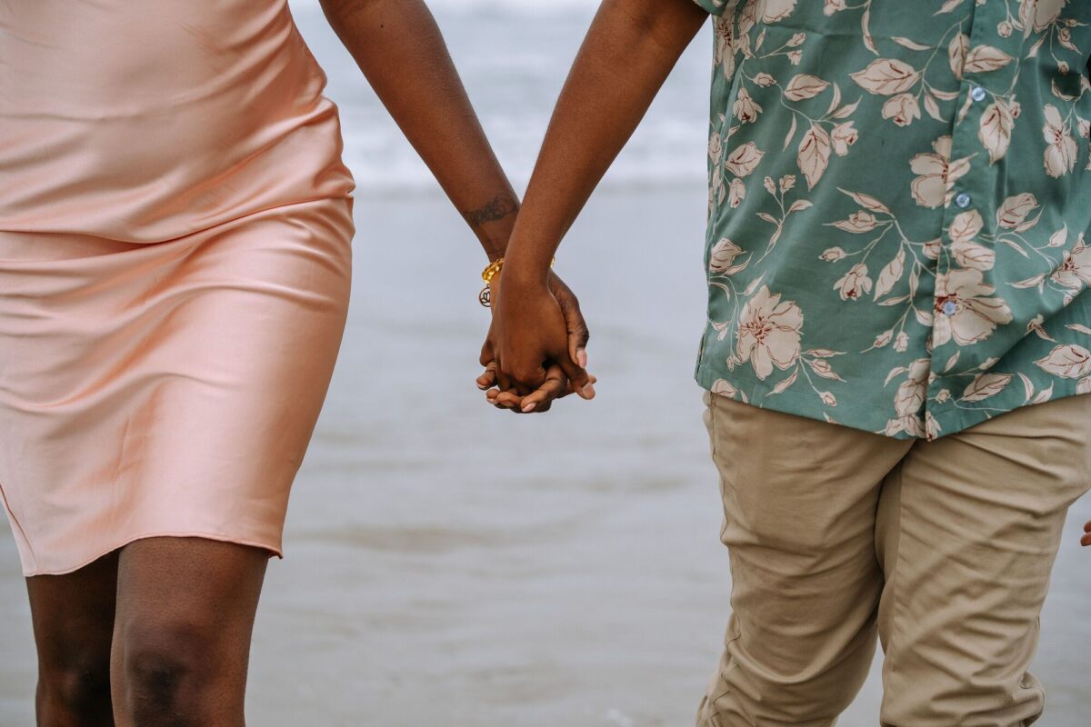 Pareja caminando de la mano en Cuba Pareja cogida de la mano durante un paseo